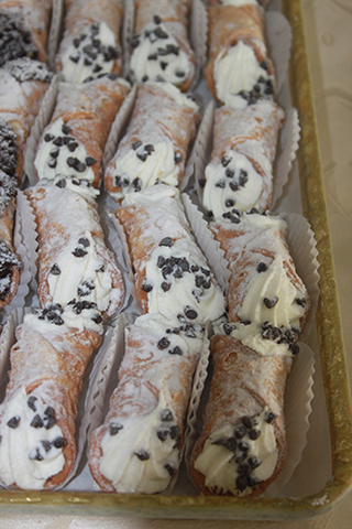 CO-080 Ricotta cannoli with chocolate chips