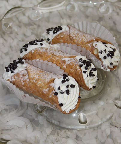 AP-046F Large Cannoli with ricotta filling and chocolate chips