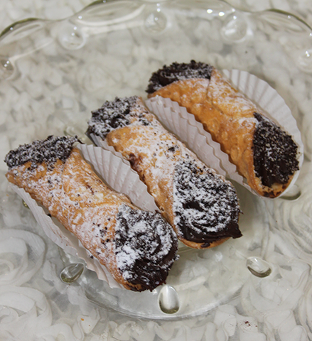 AP-046G Large Cannoli with Chocolate filling